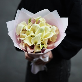 Букет из 25 калл нежный микс в Дедовске