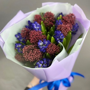 Букет "Твой яркий день" из гиацинтов и скиммии в Дедовске