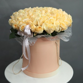 Композиция в шляпной коробке из 101 кремовой розы в Дедовске