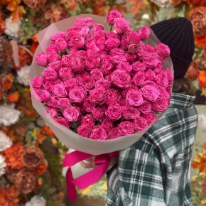 Букет из 35 малиновых кустовых пионовидных роз (60 см) в Дедовске