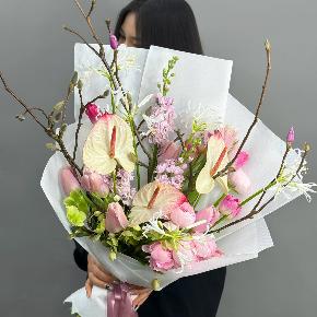 Авторский букет с антуриумами, ранункулюсами и цветущими ветками магнолии в Дедовске