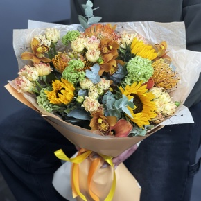 Букет "Сочиняй мечты" из подсолнухов, лейко, вибирнума, орхидей, калл, кустовых роз и талинума в Дедовске