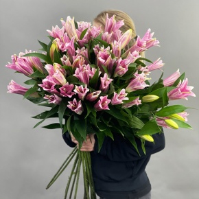 Букет из 17 розовых лилий в Дедовске