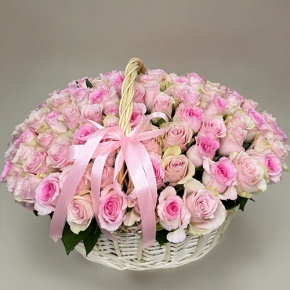 Композиция в корзине из 101 кенийской розы нежный микс (40 см) в Дедовске