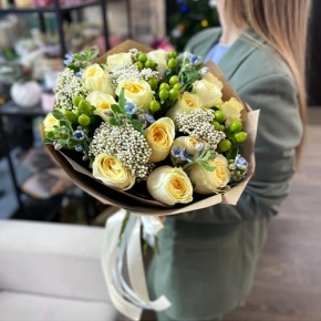 Букет "Мичиган" из пионовидных роз Баттеркап, озатамнуса, оксипеталума и гиперикума в Дедовске