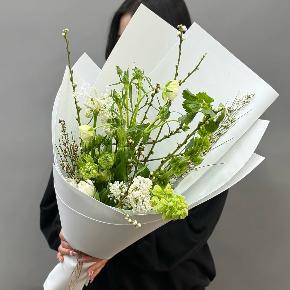 Белый букет с сиренью, ранункулюсами и тюльпанами в Дедовске