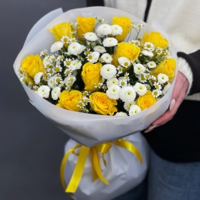 Букет "Синди" из лимонных роз, ромашек и хризантем сантини в Дедовске
