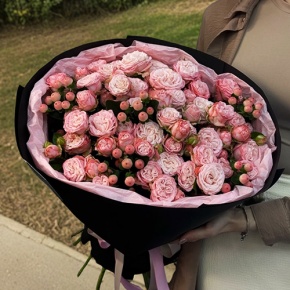 Букет из кустовых роз Бомбастик и гиперикума (50 см) в Дедовске