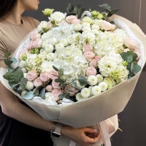 Букет "Пастелла" из кустовых пионовидных роз, Голландской Гортензии, эустомы, хризантемы Ньютон и эвкалипта в Дедовске