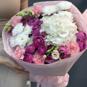 Букет "Вуаль" из хризантемы, кустовых пионовидных роз Мисти Баблз, диантусов, Голландской гортензии и эустом в Дедовске