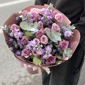 Букет "Хрустальный" из роз, астера и ароматных маттиол в Дедовске