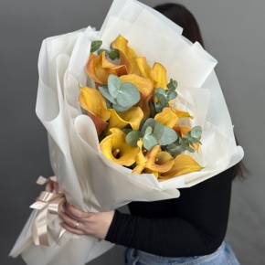 Букет из 17 оранжевых калл с эвкалиптом в Дедовске