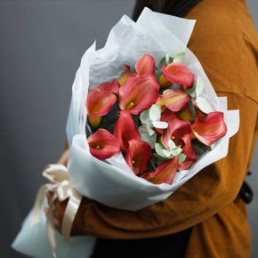 Букет из 17 нежных калл с эвкалиптом в Дедовске