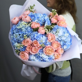 Букет "Тону в твоих глазах" из кустовых пионовидных роз Джульетта, хамелациума и гортензий в Дедовске