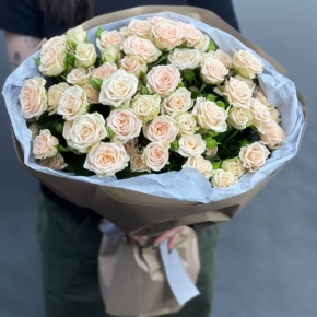 Нежный букет из 17 кремовых кустовых роз (60 см) в Дедовске