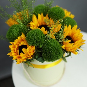 Композиция в шляпной коробке из подсолнухов и диантусов люкс в Дедовске