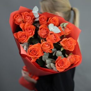 Букет из 15 морковных роз с эвкалиптом (70 см) в Дедовске