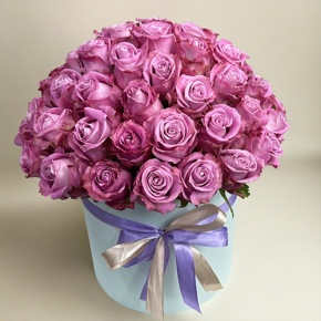 Композиция в шляпной коробке из 51 розы Меритим в Дедовске