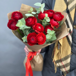 Букет из 11 ранункулюсов и эвкалипта в Дедовске