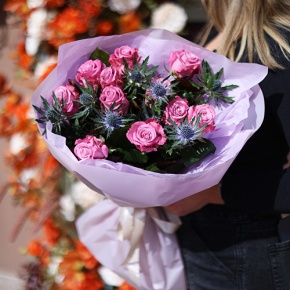 Букет "Базилио" из роз Меритим и веточек эрингиума в Дедовске