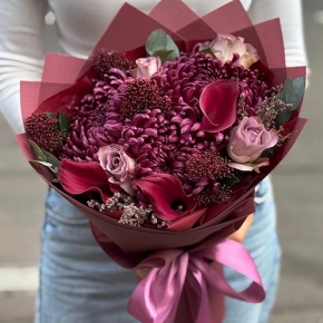 Букет "Импульс" из скиммии, калл, роз и хризантем Бигоуди в Дедовске