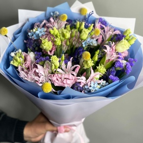 Букет "Загадка вечности" из гиацинтов, нерине, тюльпанов и оксипеталума в Дедовске