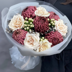 Букет "Всё что тебе касается" из хризантем Бигоуди, роз Эквадор Квиксенд и гиперикума в Дедовске