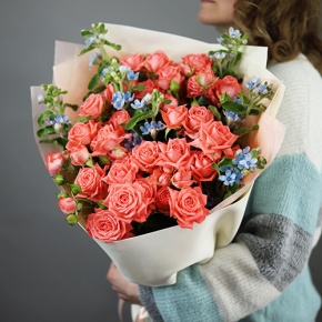 Букет "Фортуна" из коралловых роз и оксипеталума в Дедовске