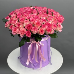 Композиция в шляпной коробке "Индиана" из 101 розы Джумилия в Дедовске