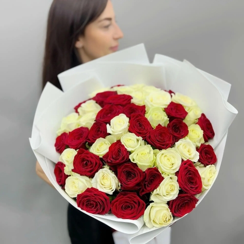 Букет из 51 красно-белой розы 70 см в Дедовске