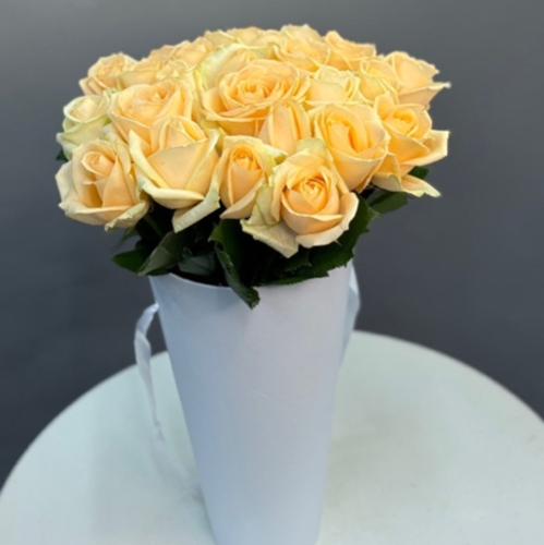 25 кремовых роз в конусе в Дедовске