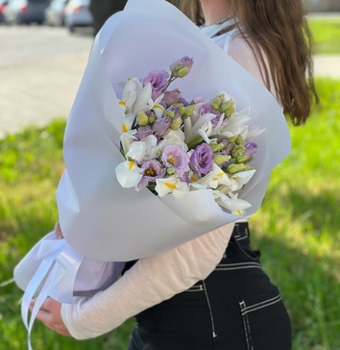 Букет "Вива ла дива" из эустом и ирисов в Дедовске