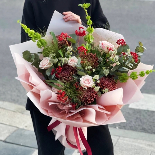 Букет "Вернисаж" из калины, хризантем Бигоуди, молюцеллы, паникума, роз и астранции в Дедовске