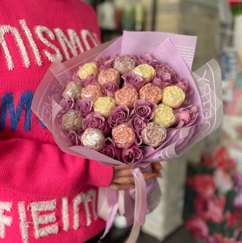 Букет из роз и шоколадных пионов в Дедовске