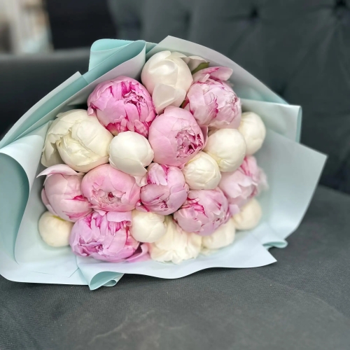 Микс из 19 бело-розовых пионов в Дедовске
