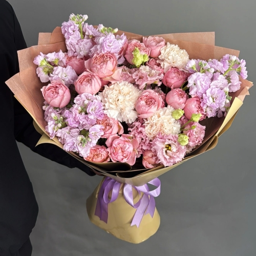 Букет "Амели" из ароматных маттиол, пионовидных кустовых роз Джульетта  эустом и диантусов в Дедовске