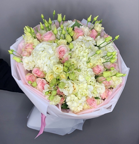 Букет "София" из гортензий, эустом и роз в Дедовске