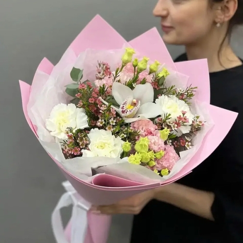 Букет с королевской орхидеей, диантусами, эустомой и шамелациумом в Дедовске