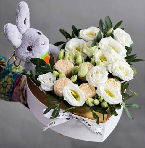 Композиция в коробке сердца из шоколадных пионов и эустом в Дедовске